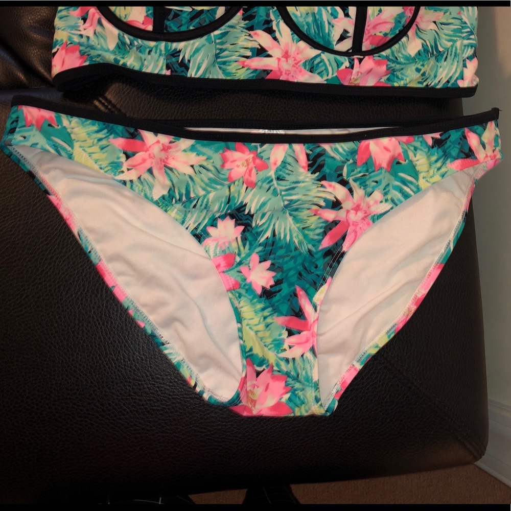 Tropical bikini - Picture 3 of 3